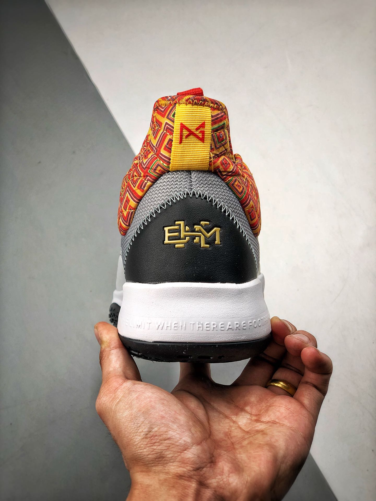 220<br />Nike PG3 ”BHM”保罗乔治三代<br />黑人岁月配色 原盒原标 zoom前掌气垫<br />前掌包裹侧翼采用磨砂皮革呈现，辅以银色中底及黑篮外底收尾 满满航天元素风 绝对值得入手的一款实战篮球鞋 泡椒比赛已率先上脚 <br />货号：CI2667-800<br />Size：40 40.5 41 42 42.5 43 44 44.5 45 46<br />编码#A-B35702