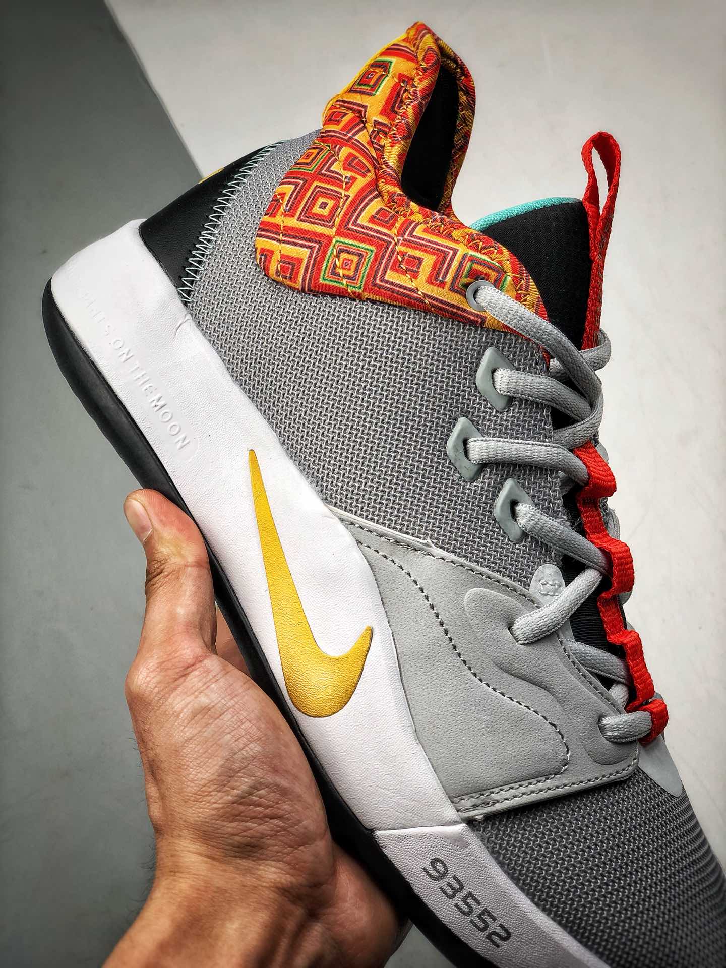 220<br />Nike PG3 ”BHM”保罗乔治三代<br />黑人岁月配色 原盒原标 zoom前掌气垫<br />前掌包裹侧翼采用磨砂皮革呈现，辅以银色中底及黑篮外底收尾 满满航天元素风 绝对值得入手的一款实战篮球鞋 泡椒比赛已率先上脚 <br />货号：CI2667-800<br />Size：40 40.5 41 42 42.5 43 44 44.5 45 46<br />编码#A-B35702