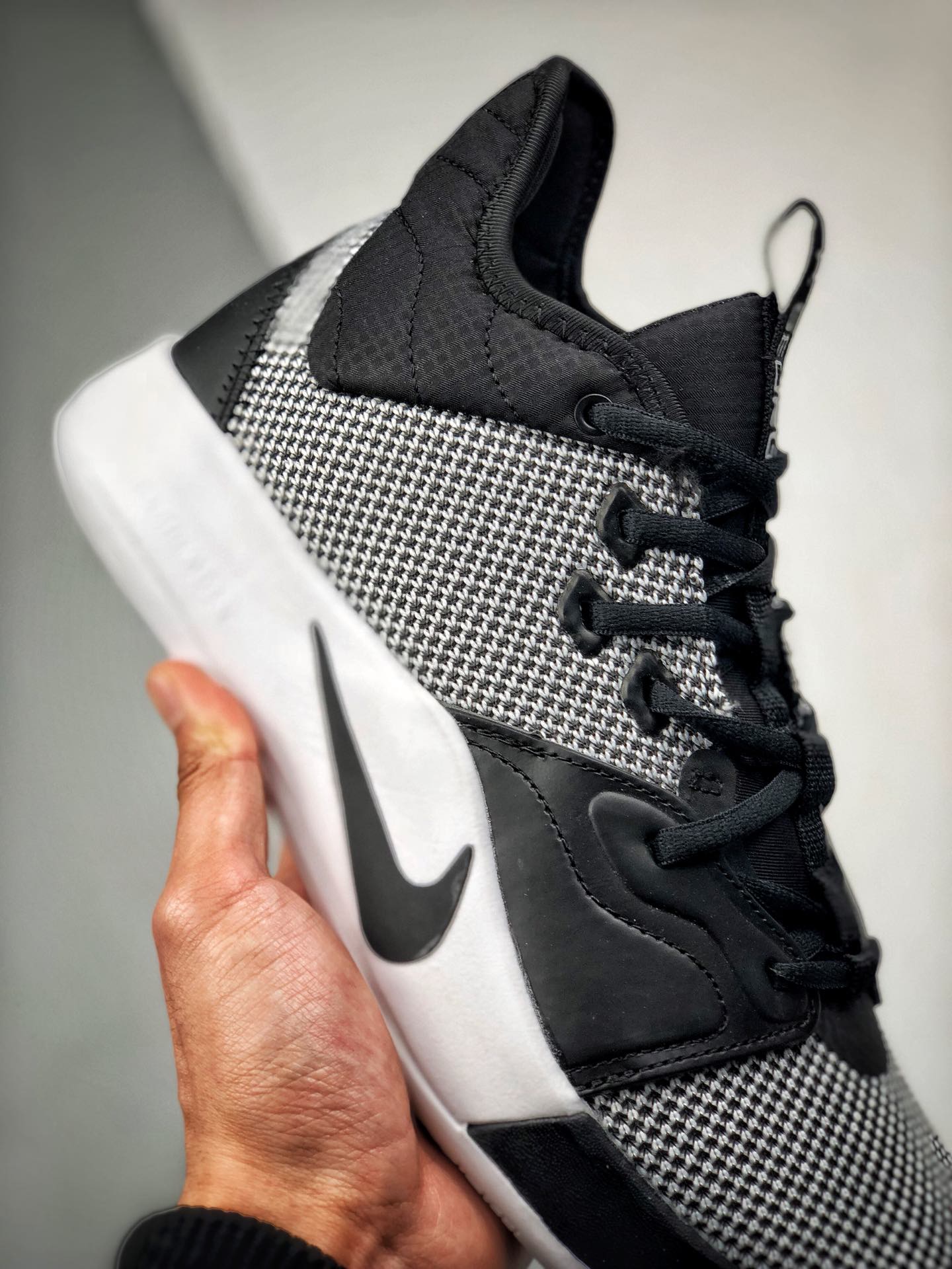 220<br />Nike PG3 保罗乔治三代 黑白<br />原盒原标 zoom前掌气垫<br />前掌包裹侧翼采用磨砂皮革呈现，辅以银色中底及黑篮外底收尾 满满航天元素风 绝对值得入手的一款实战篮球鞋 泡椒比赛已率先上脚 <br />货号：CI2667-800<br />Size：40 40.5 41 42 42.5 43 44 44.5 45 46<br />编码#A-B35702