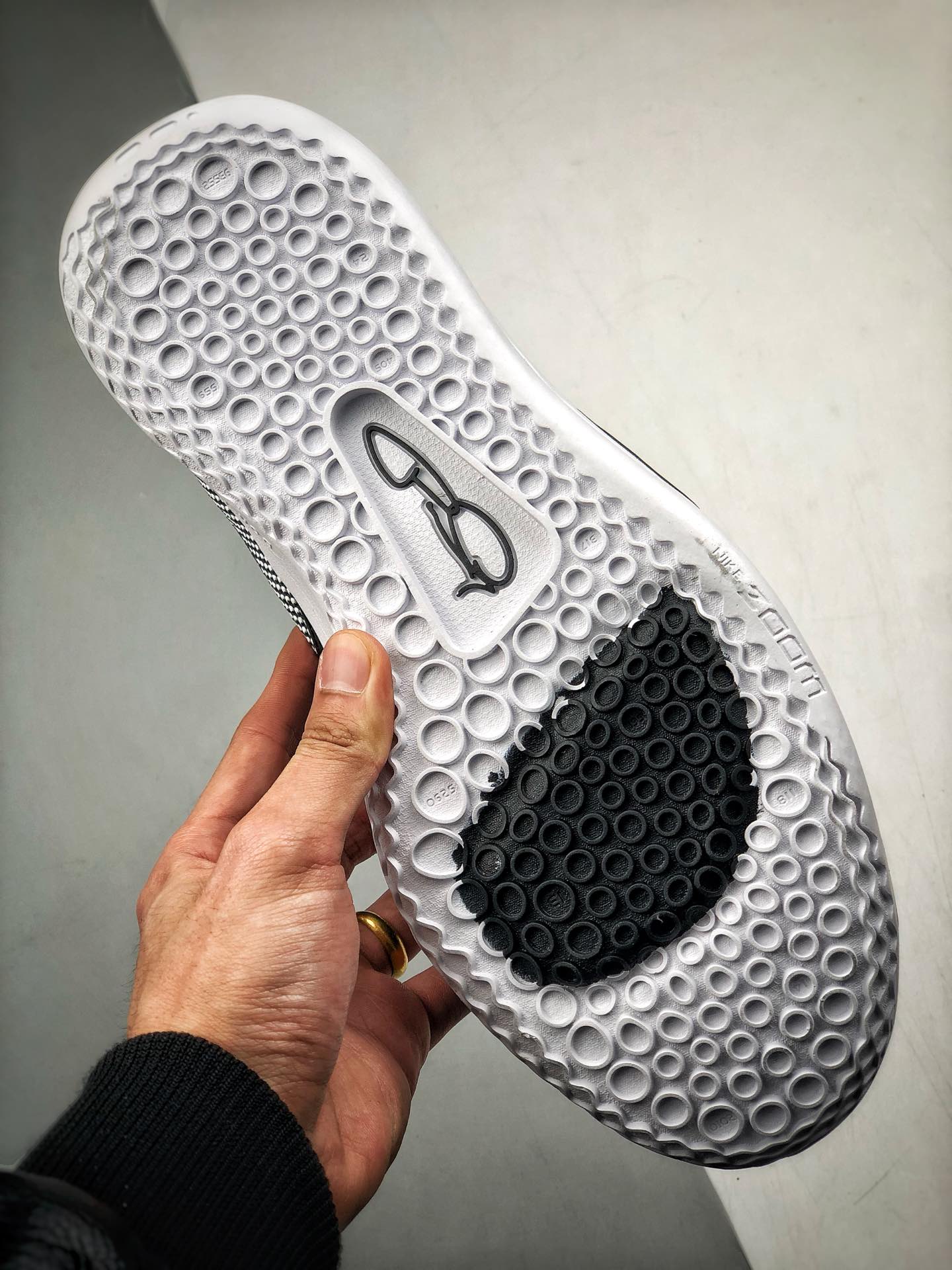 220<br />Nike PG3 保罗乔治三代 黑白<br />原盒原标 zoom前掌气垫<br />前掌包裹侧翼采用磨砂皮革呈现，辅以银色中底及黑篮外底收尾 满满航天元素风 绝对值得入手的一款实战篮球鞋 泡椒比赛已率先上脚 <br />货号：CI2667-800<br />Size：40 40.5 41 42 42.5 43 44 44.5 45 46<br />编码#A-B35702