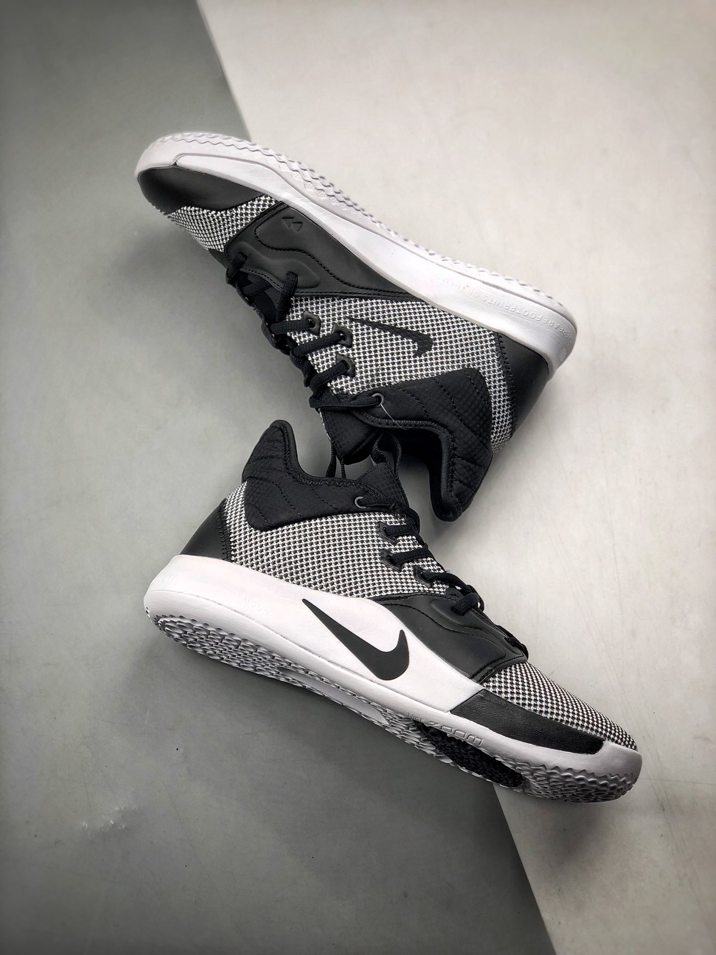 220<br />Nike PG3 保罗乔治三代 黑白<br />原盒原标 zoom前掌气垫<br />前掌包裹侧翼采用磨砂皮革呈现，辅以银色中底及黑篮外底收尾 满满航天元素风 绝对值得入手的一款实战篮球鞋 泡椒比赛已率先上脚 <br />货号：CI2667-800<br />Size：40 40.5 41 42 42.5 43 44 44.5 45 46<br />编码#A-B35702