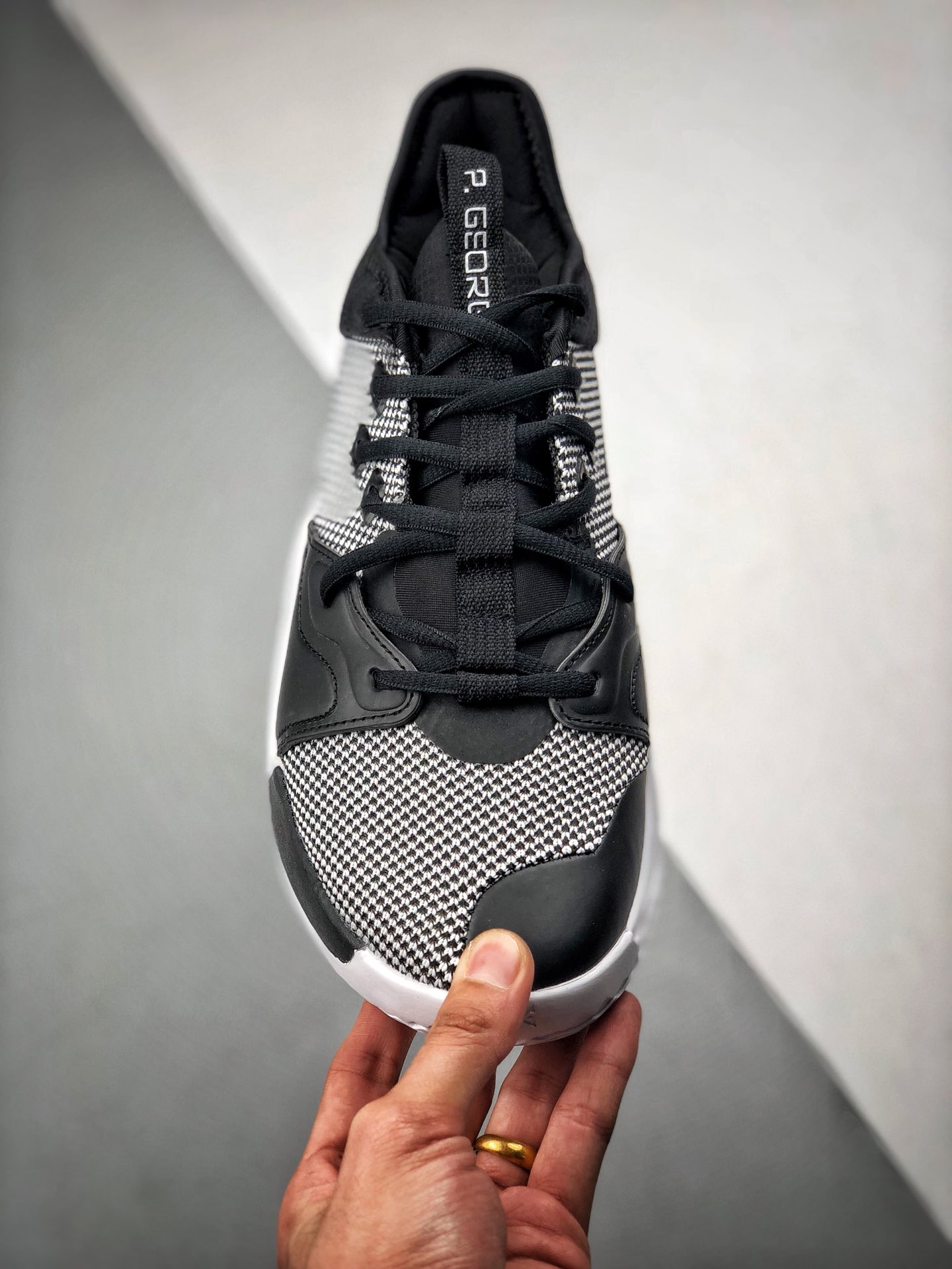 220<br />Nike PG3 保罗乔治三代 黑白<br />原盒原标 zoom前掌气垫<br />前掌包裹侧翼采用磨砂皮革呈现，辅以银色中底及黑篮外底收尾 满满航天元素风 绝对值得入手的一款实战篮球鞋 泡椒比赛已率先上脚 <br />货号：CI2667-800<br />Size：40 40.5 41 42 42.5 43 44 44.5 45 46<br />编码#A-B35702
