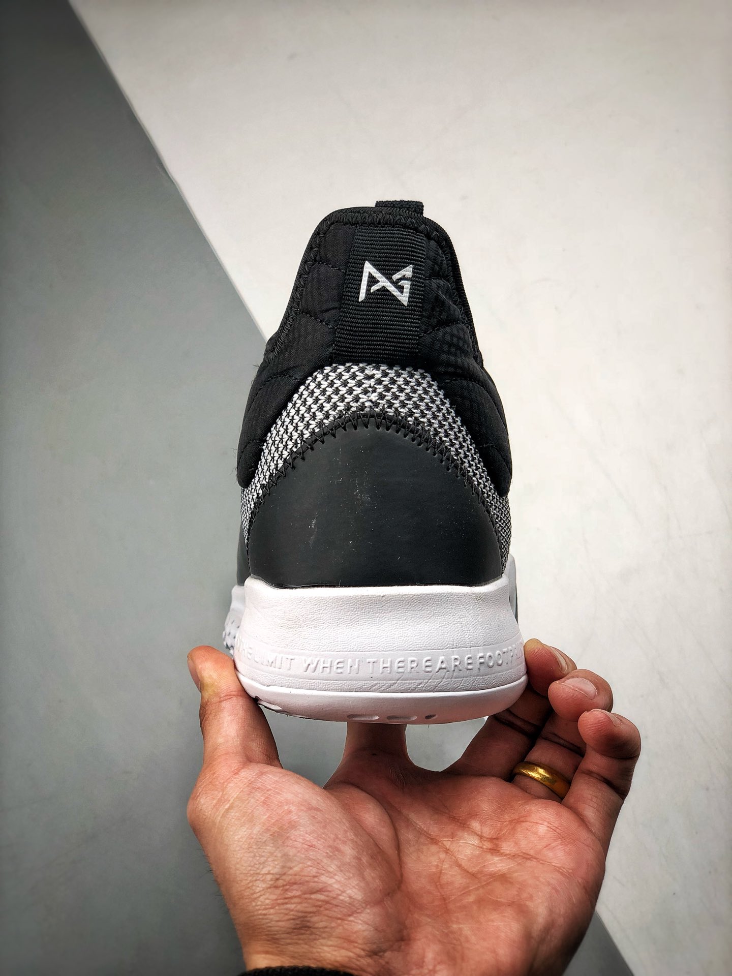 220<br />Nike PG3 保罗乔治三代 黑白<br />原盒原标 zoom前掌气垫<br />前掌包裹侧翼采用磨砂皮革呈现，辅以银色中底及黑篮外底收尾 满满航天元素风 绝对值得入手的一款实战篮球鞋 泡椒比赛已率先上脚 <br />货号：CI2667-800<br />Size：40 40.5 41 42 42.5 43 44 44.5 45 46<br />编码#A-B35702