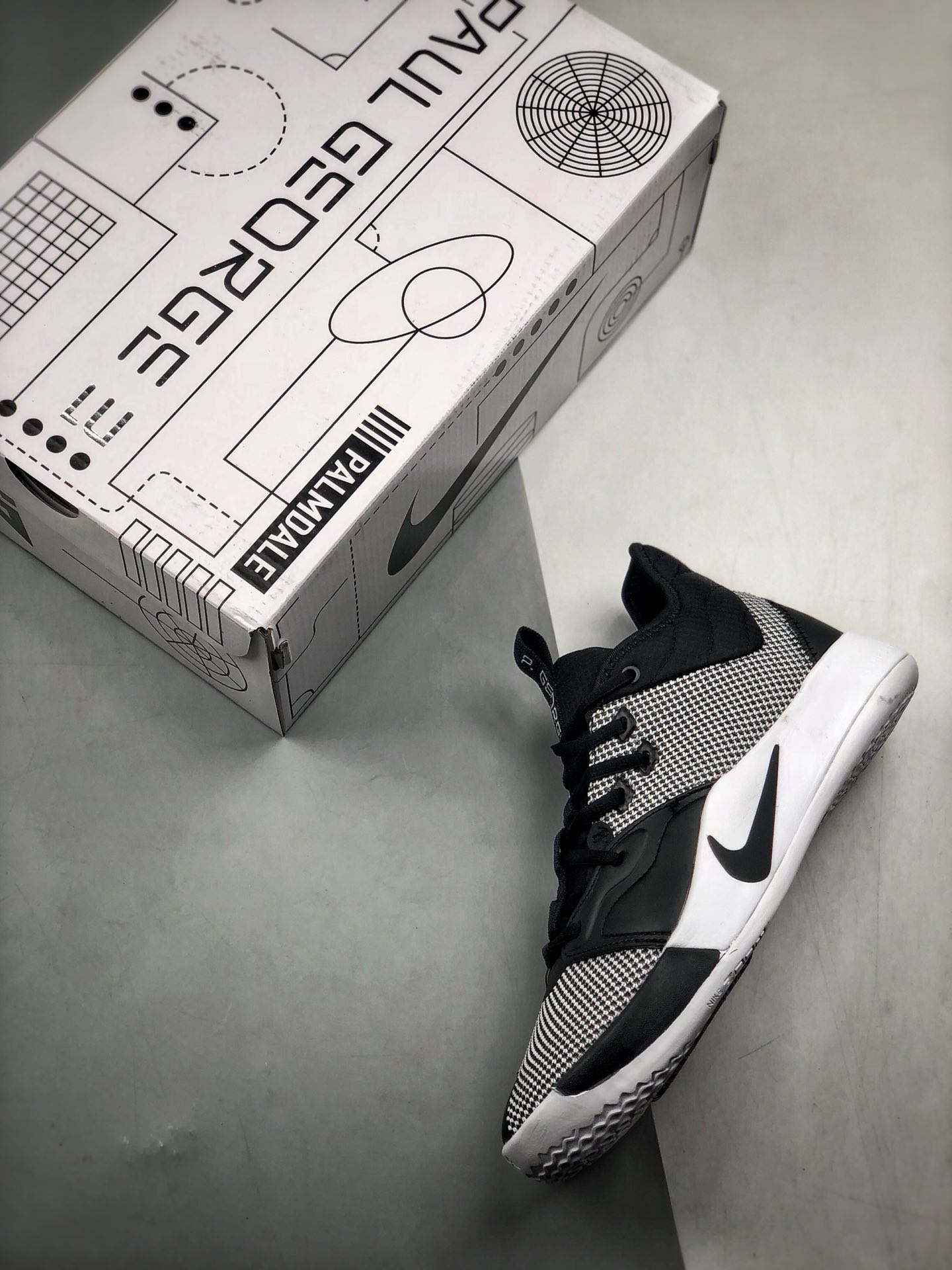 220<br />Nike PG3 保罗乔治三代 黑白<br />原盒原标 zoom前掌气垫<br />前掌包裹侧翼采用磨砂皮革呈现，辅以银色中底及黑篮外底收尾 满满航天元素风 绝对值得入手的一款实战篮球鞋 泡椒比赛已率先上脚 <br />货号：CI2667-800<br />Size：40 40.5 41 42 42.5 43 44 44.5 45 46<br />编码#A-B35702