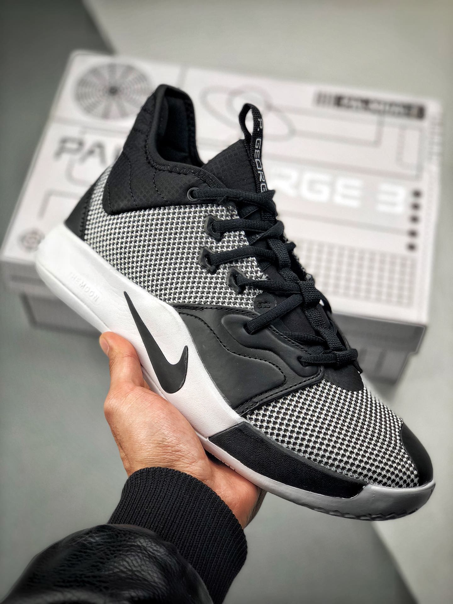 220<br />Nike PG3 保罗乔治三代 黑白<br />原盒原标 zoom前掌气垫<br />前掌包裹侧翼采用磨砂皮革呈现，辅以银色中底及黑篮外底收尾 满满航天元素风 绝对值得入手的一款实战篮球鞋 泡椒比赛已率先上脚 <br />货号：CI2667-800<br />Size：40 40.5 41 42 42.5 43 44 44.5 45 46<br />编码#A-B35702