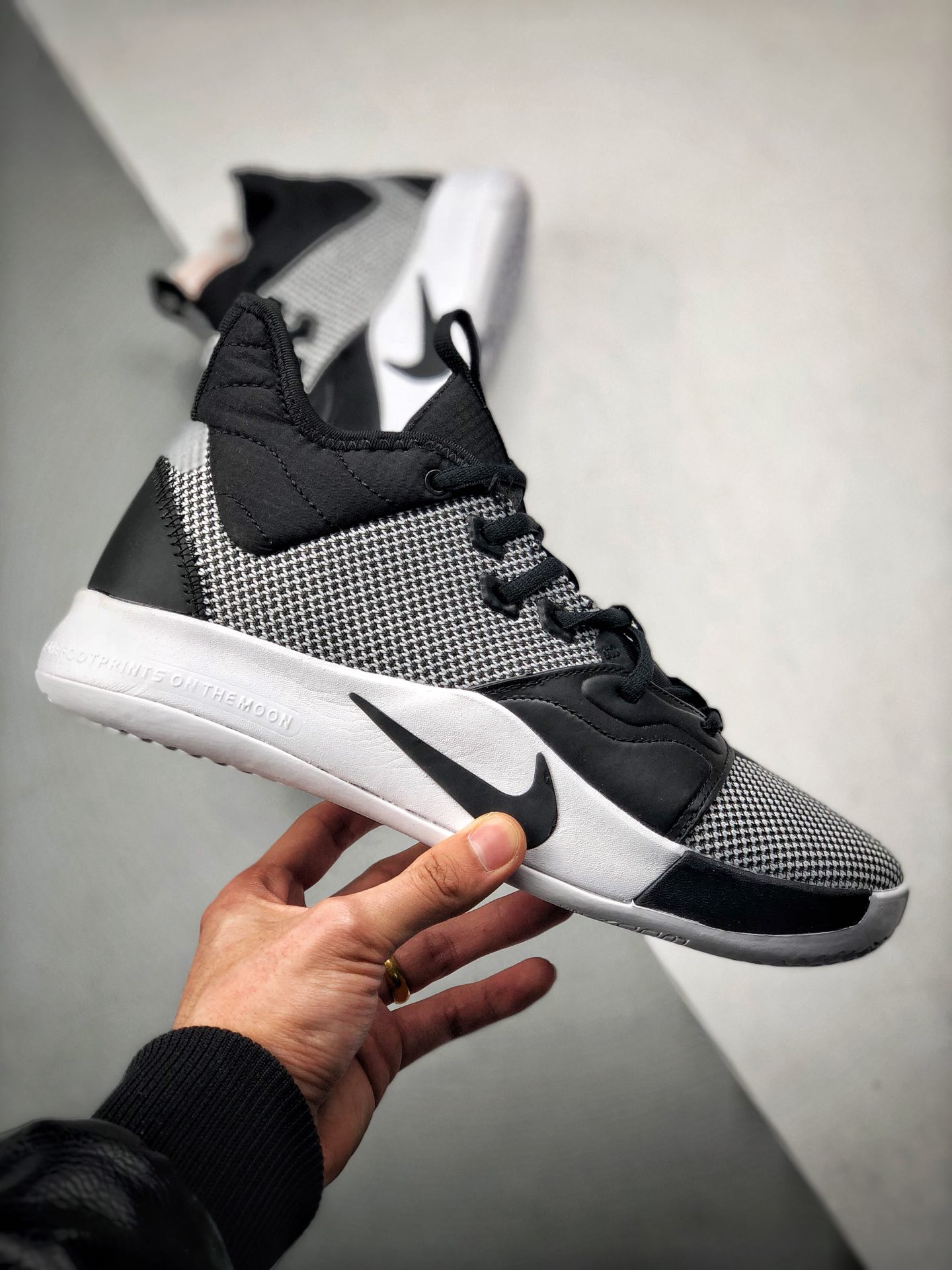 220<br />Nike PG3 保罗乔治三代 黑白<br />原盒原标 zoom前掌气垫<br />前掌包裹侧翼采用磨砂皮革呈现，辅以银色中底及黑篮外底收尾 满满航天元素风 绝对值得入手的一款实战篮球鞋 泡椒比赛已率先上脚 <br />货号：CI2667-800<br />Size：40 40.5 41 42 42.5 43 44 44.5 45 46<br />编码#A-B35702