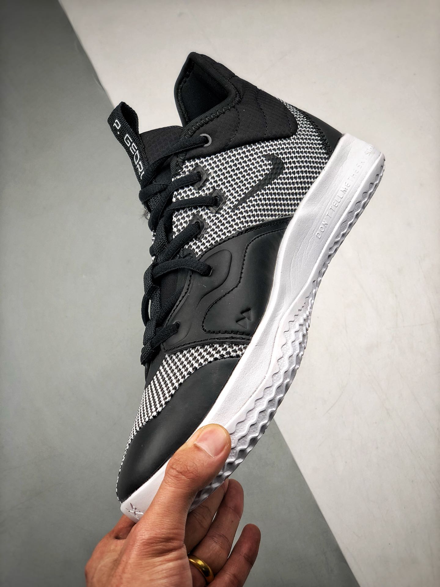 220<br />Nike PG3 保罗乔治三代 黑白<br />原盒原标 zoom前掌气垫<br />前掌包裹侧翼采用磨砂皮革呈现，辅以银色中底及黑篮外底收尾 满满航天元素风 绝对值得入手的一款实战篮球鞋 泡椒比赛已率先上脚 <br />货号：CI2667-800<br />Size：40 40.5 41 42 42.5 43 44 44.5 45 46<br />编码#A-B35702