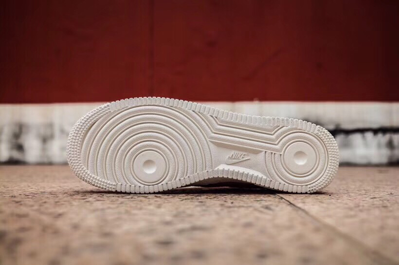 220<br />海外新品 公司级 Nike Air Force 1 Low '07 白红手稿 “兔八哥”空军一号低帮休闲板鞋  原装定制皮料 原盒原标 内置全掌气垫 货号：AO2518-116 Size：36 36.5 37.5 38 38.5 39 40 40.5 41 42 42.5 43 44 44.5 45