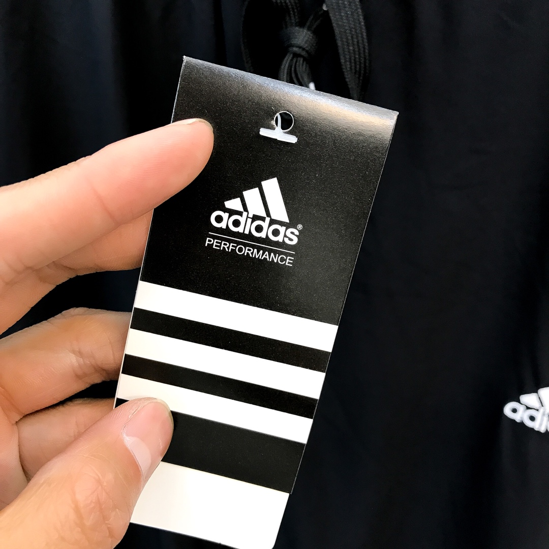 70 Adidas 阿迪达斯 加大男士运动裤  采用四面弹面料非常舒适！  刺绣logo标志，品质非常完美！