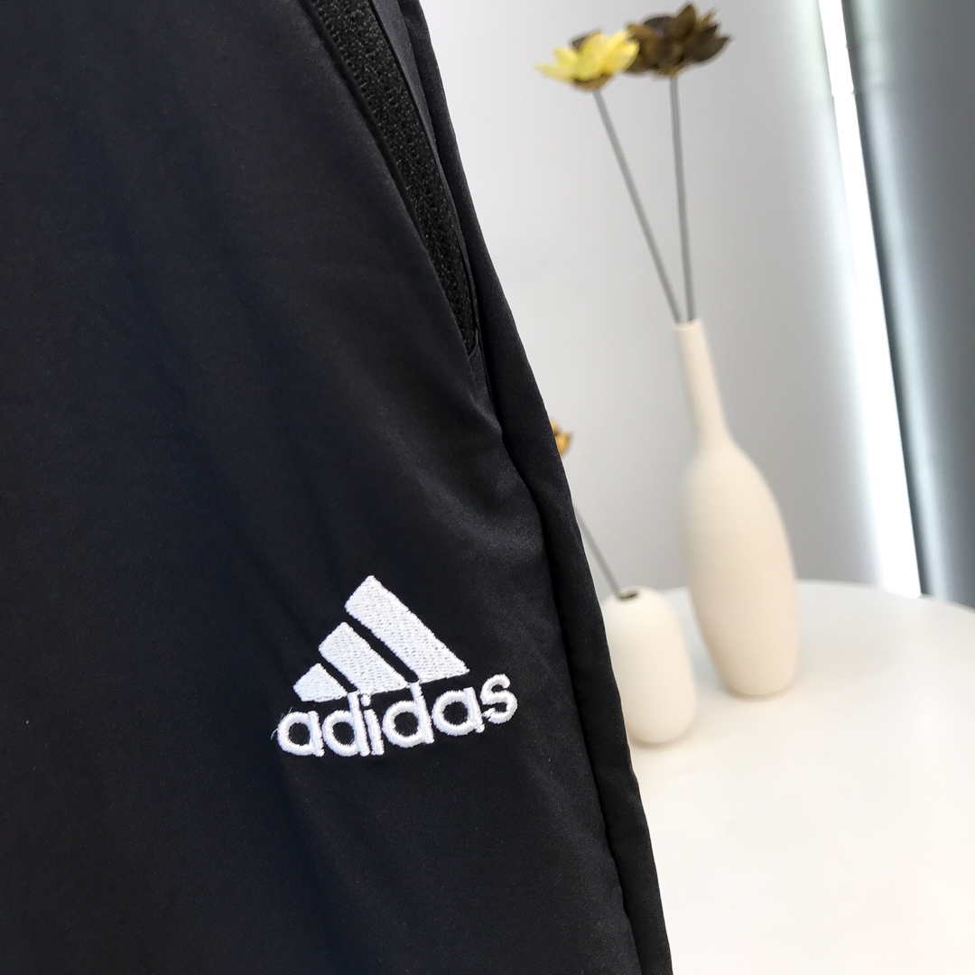 70 Adidas 阿迪达斯 加大男士运动裤  采用四面弹面料非常舒适！  刺绣logo标志，品质非常完美！