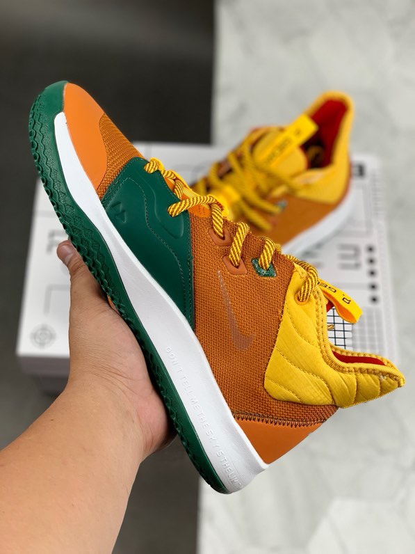220<br />Nike PG3 EP保罗乔治三代<br />全明星配色 原盒原标 zoom前掌气垫<br />前掌包裹侧翼采用磨砂皮革呈现，绝对值得入手的一款实战篮球鞋 泡椒比赛已率先上脚 <br />货号：CI2140-901<br />Size：40 40.5 41 42 42.5 43 44 44.5 45 46