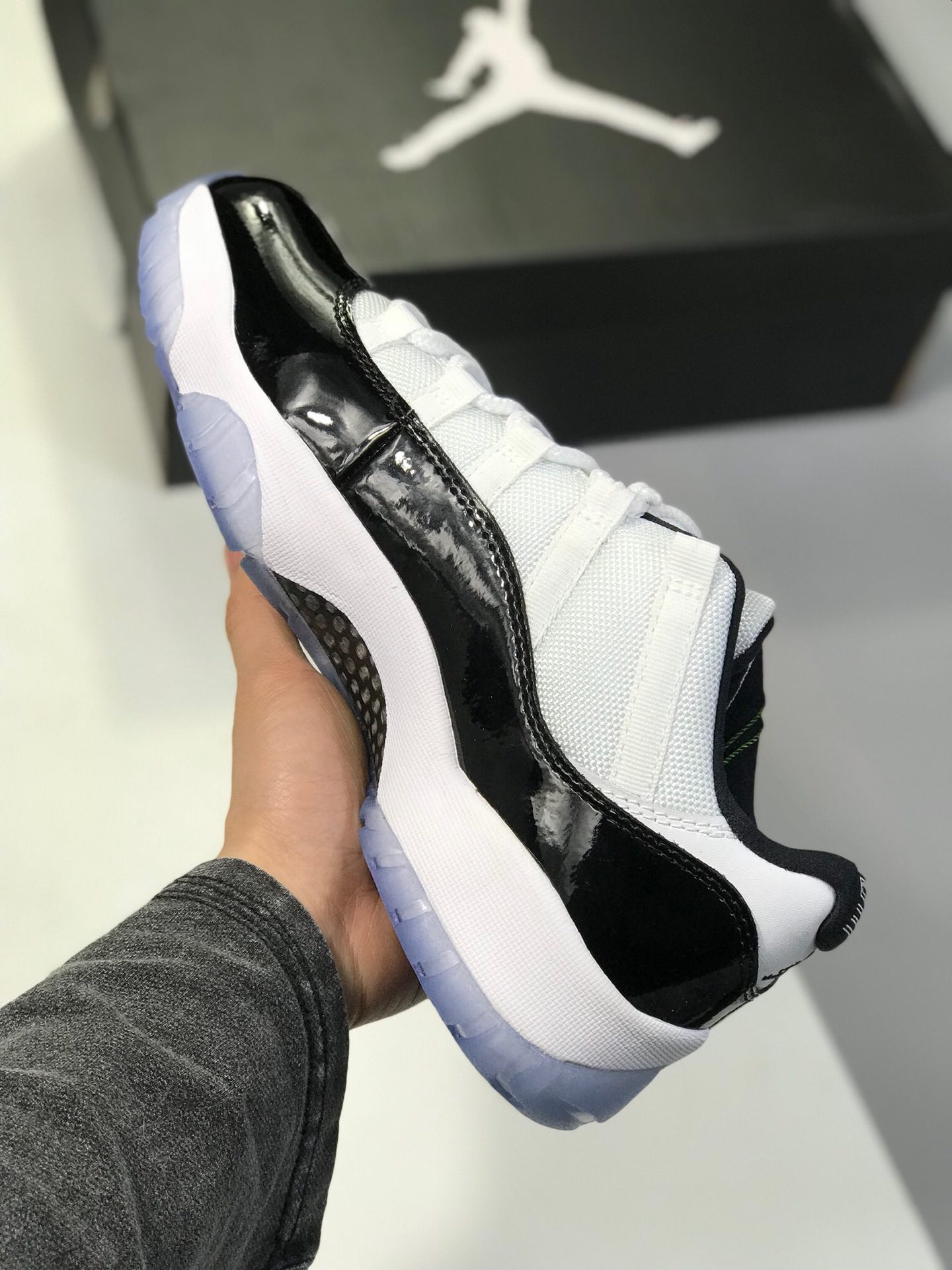 300低帮白黑康扣 莞产原底面  终端供应Air Jordan 11 Low Cool Grey 低帮  官方货号528896-003