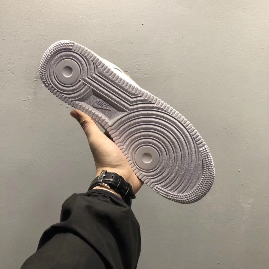 220<br />市面200 NBA官方定制 公牛冠军纪念款 公司级 Nike Air Force 1 Low '07  空军一号低帮休闲板鞋 原盒原标 内置全掌气垫 高清洁度 完美鞋型 货号：AQ6602-255 尺码：39 40 40.5 41 42 42.5 43 44 44.5 45