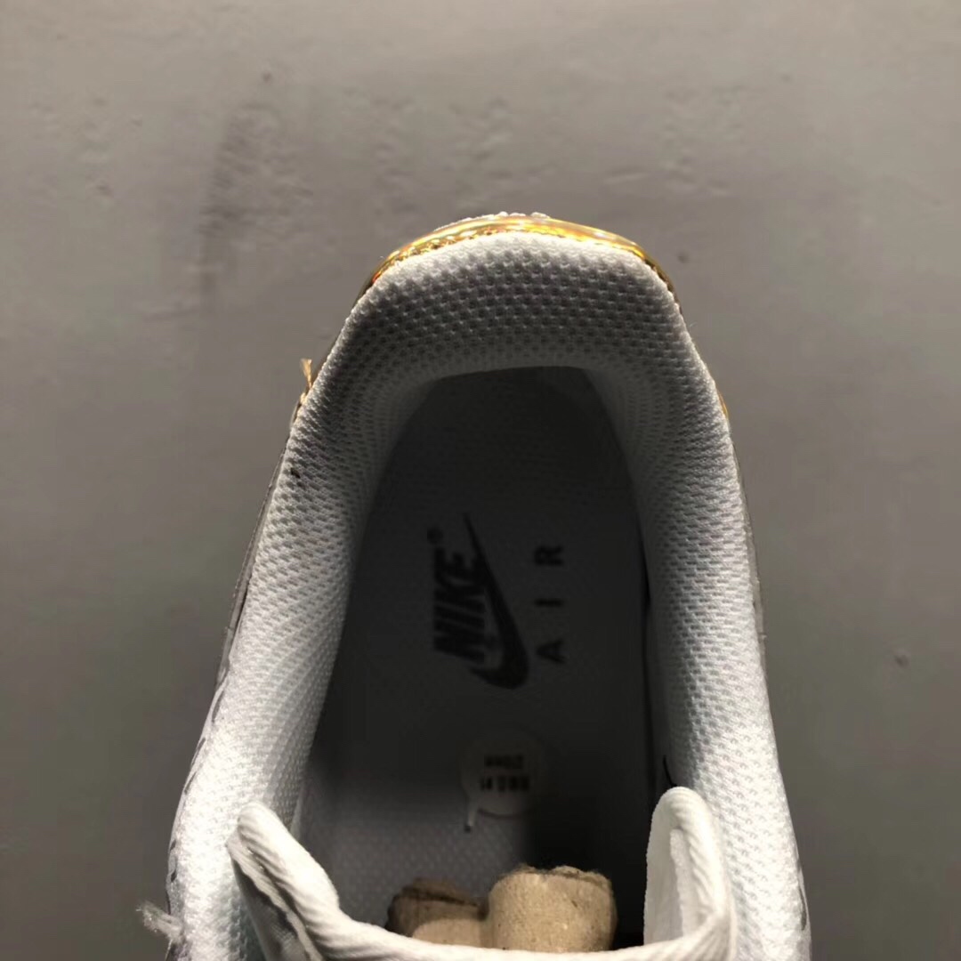 220<br />市面200 NBA官方定制 公牛冠军纪念款 公司级 Nike Air Force 1 Low '07  空军一号低帮休闲板鞋 原盒原标 内置全掌气垫 高清洁度 完美鞋型 货号：AQ6602-255 尺码：39 40 40.5 41 42 42.5 43 44 44.5 45