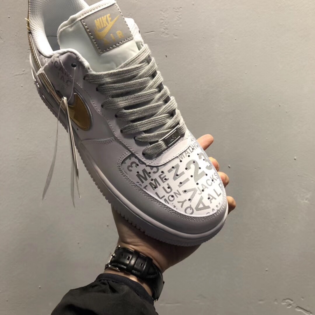 220<br />市面200 NBA官方定制 公牛冠军纪念款 公司级 Nike Air Force 1 Low '07  空军一号低帮休闲板鞋 原盒原标 内置全掌气垫 高清洁度 完美鞋型 货号：AQ6602-255 尺码：39 40 40.5 41 42 42.5 43 44 44.5 45