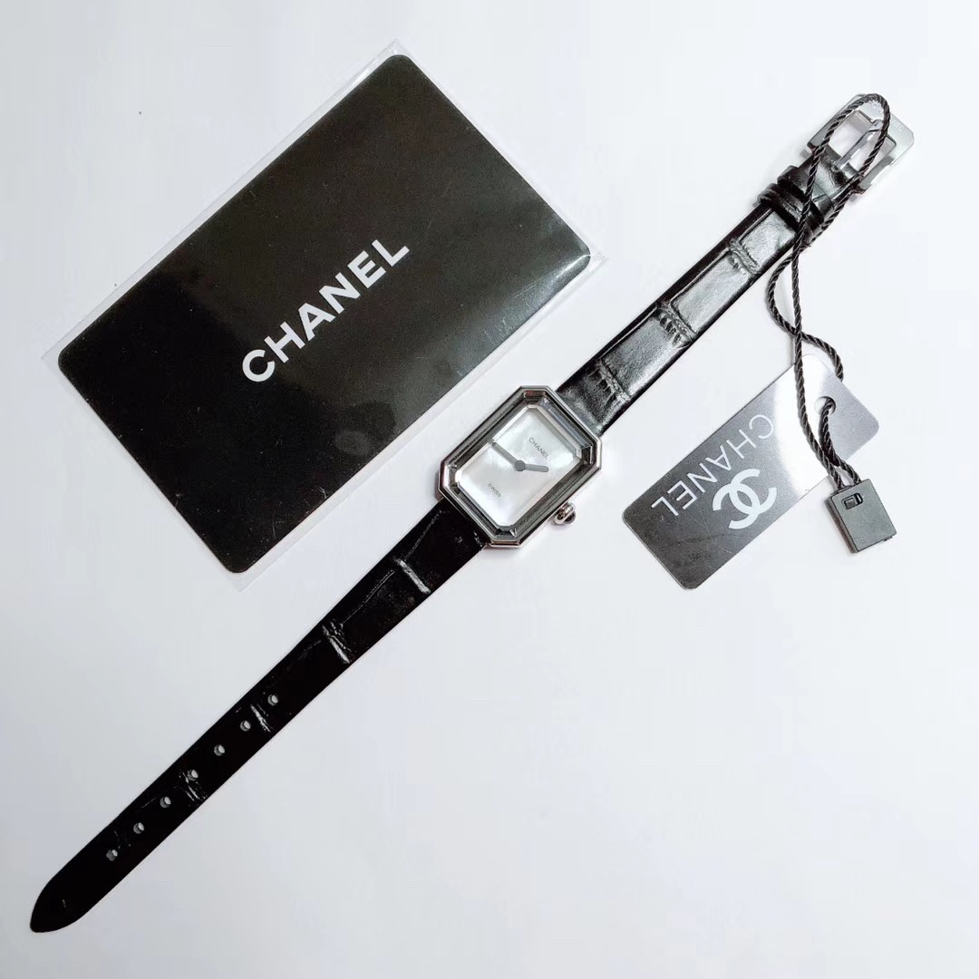 Chanel 香奈儿 最新款 小号 PREMIÈRE 腕表的八角形轮廓与巴黎芳登广场的形状如出一辙