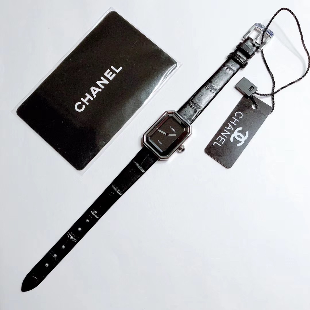 Chanel 香奈儿 最新款 小号 PREMIÈRE 腕表的八角形轮廓与巴黎芳登广场的形状如出一辙