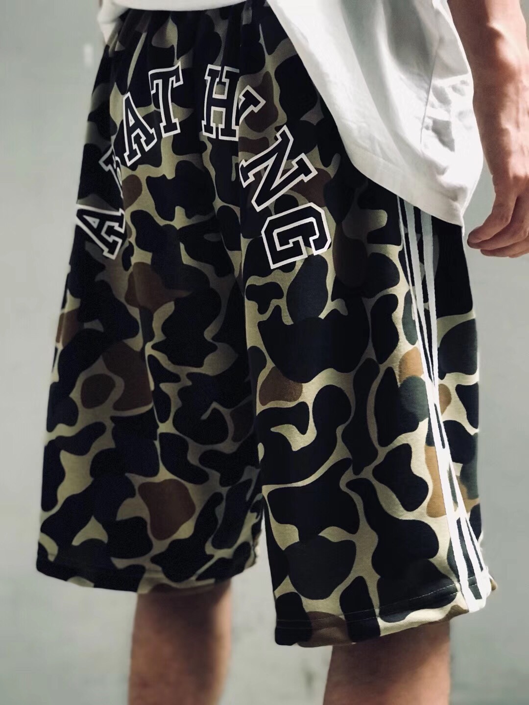 85 Adidas x Bape联名款定制短裤 纯棉定制迷彩花型 三条杠拼接 版型宽松有型 上身很宽松 颜色 迷彩