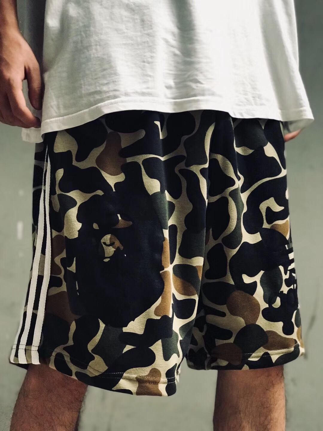 85 Adidas x Bape联名款定制短裤 纯棉定制迷彩花型 三条杠拼接 版型宽松有型 上身很宽松 颜色 迷彩