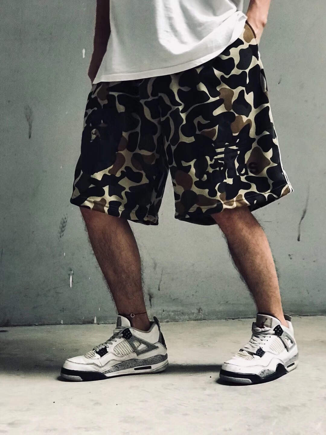 85 Adidas x Bape联名款定制短裤 纯棉定制迷彩花型 三条杠拼接 版型宽松有型 上身很宽松 颜色 迷彩