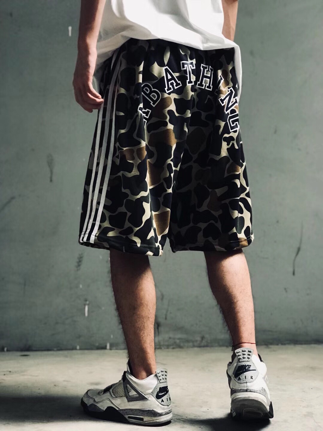 85 Adidas x Bape联名款定制短裤 纯棉定制迷彩花型 三条杠拼接 版型宽松有型 上身很宽松 颜色 迷彩