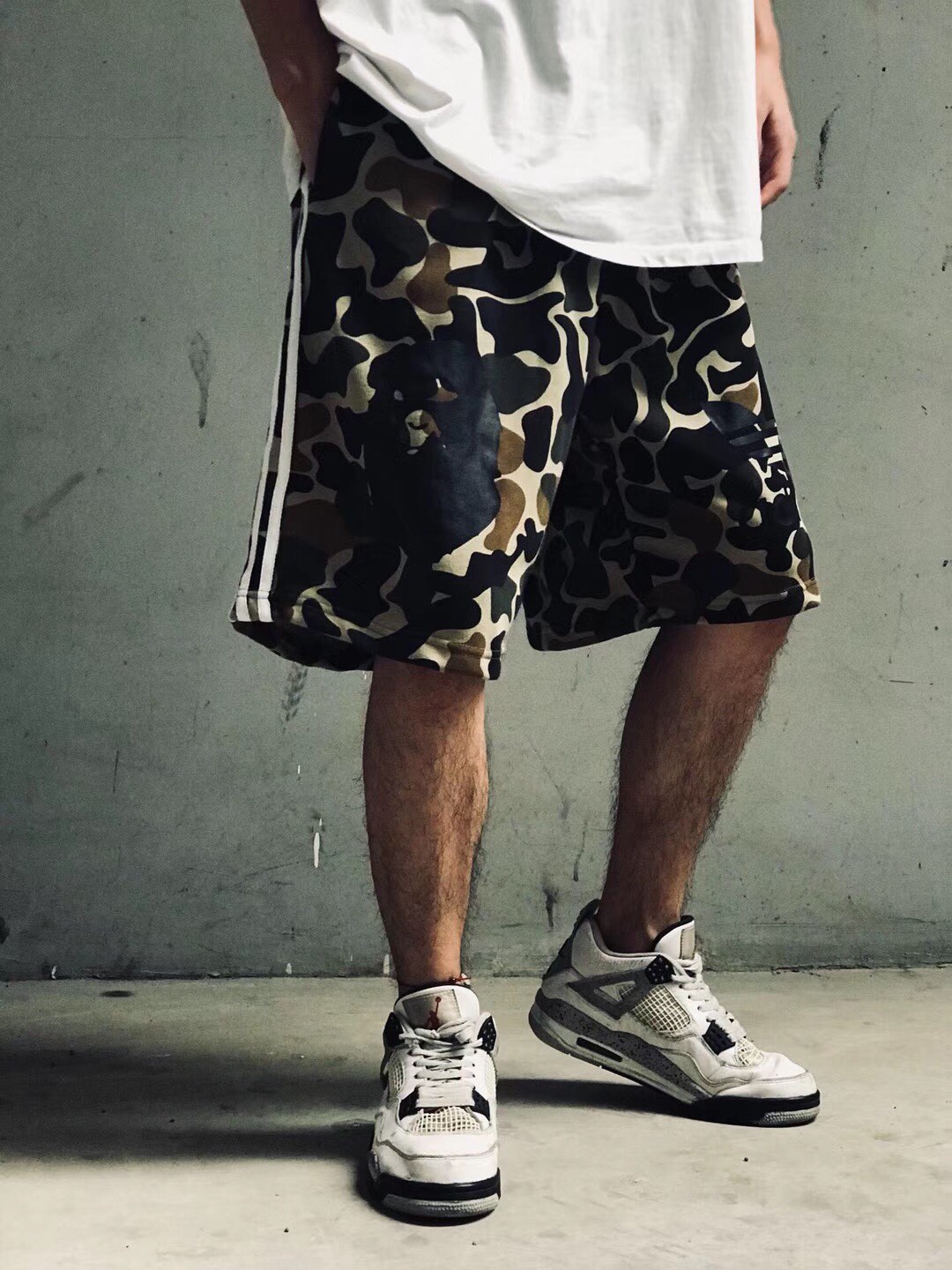 85 Adidas x Bape联名款定制短裤 纯棉定制迷彩花型 三条杠拼接 版型宽松有型 上身很宽松 颜色 迷彩