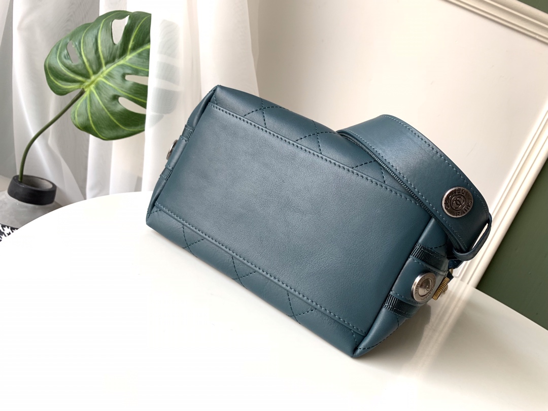 Premium Platinum Edition Chanel 2018 Badge Hippie Bag 4