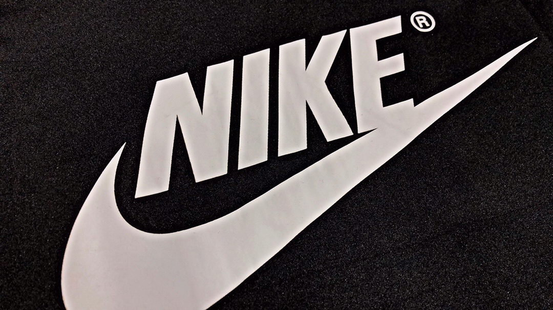 110 耐克Nike  2019春季新品上架  双色拼接拉条运动外套