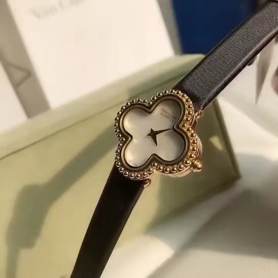 Van Cleef & Arpels 梵克雅宝四叶草女款腕表，小巧最适合美少女了