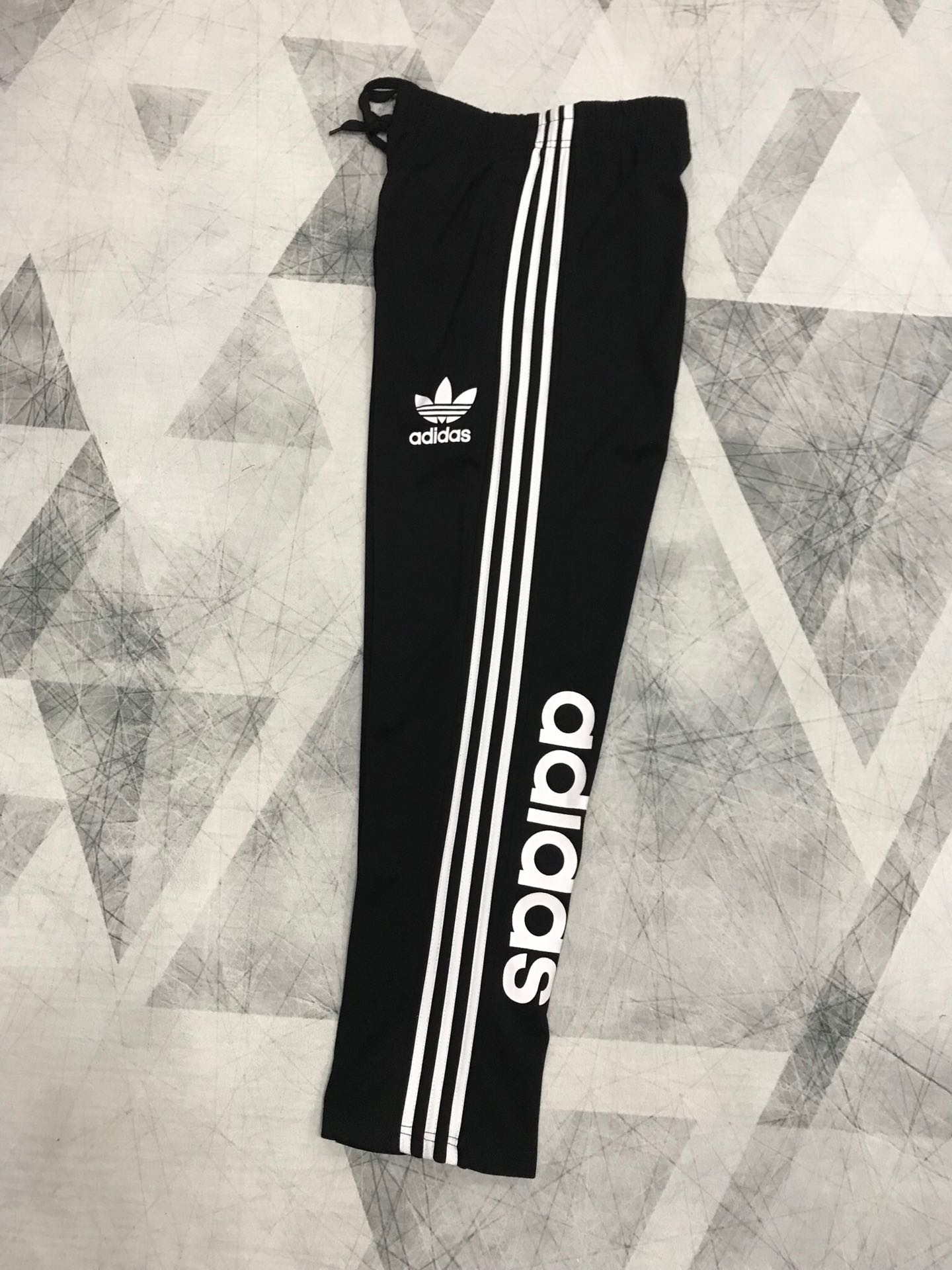 85 Adidas三叶草情侣款直筒九分裤 款采用定制罗马布面料 贴身凉爽舒适 拒绝燥热 高品质印花 版型超赞