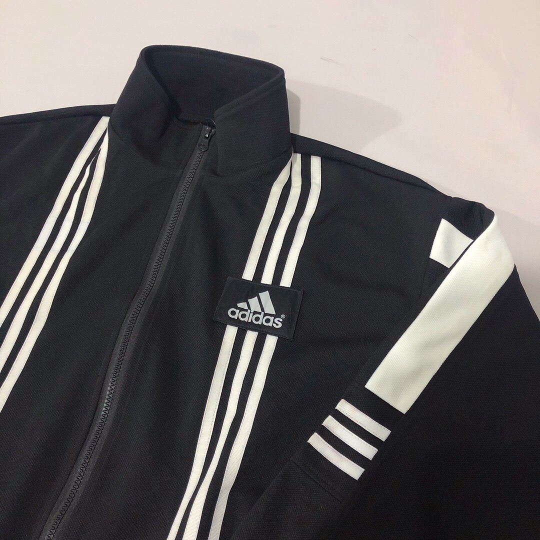 120 阿迪Adidas拉链外套，经典的阿迪logo标，是大家最熟悉的味道。