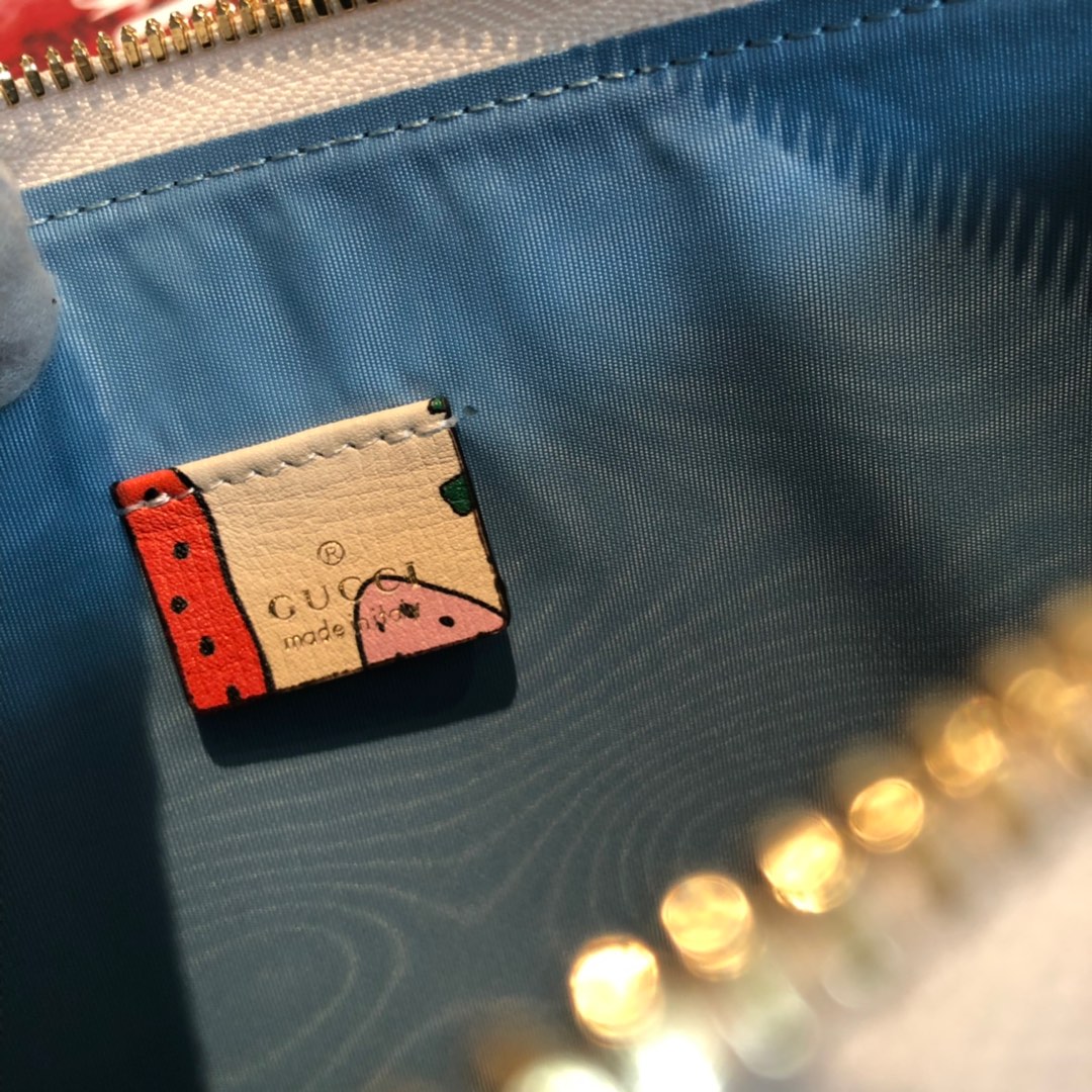 全新系列中，作为融合两种品牌经典元素的混搭符号，互扣式G马衔扣依然扮演着至关重要的角色。满满青春感的草莓