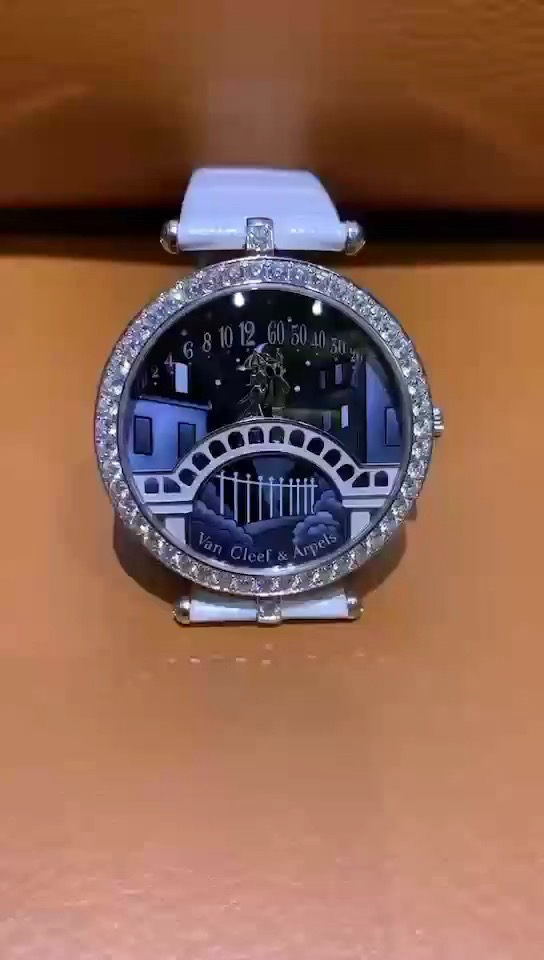 Van Cleef & Arpels 梵克雅宝情人桥每天12点他们就会在桥上相遇然后慢慢分开，离别是为了下一次更好的相遇，周而复始，真正的艺术作品