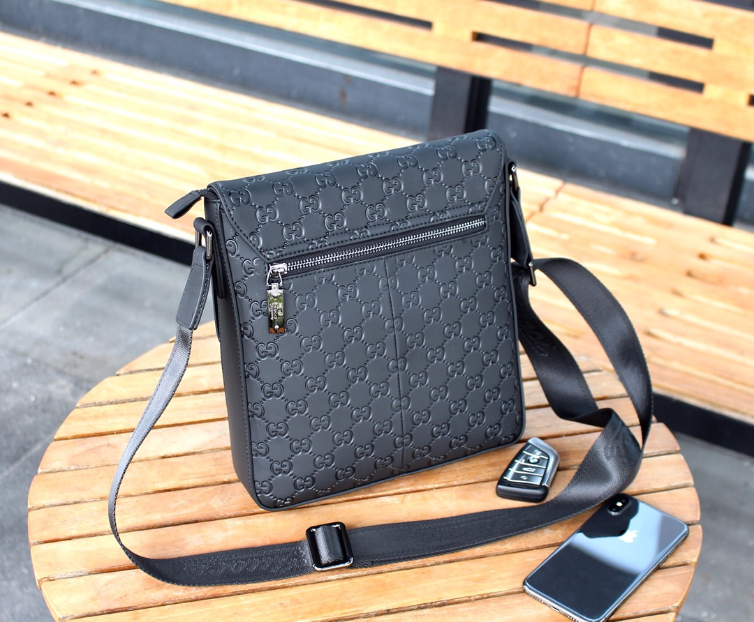 ¥、GUCCI【原单】‼ ️【型号】33065-2高端 翻盖邮差包【尺寸】25x27x6cm【颜色】黑色