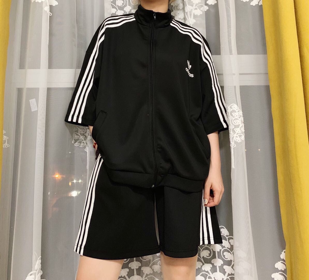 80  裤子 60 Adidas阿迪达斯三叶草海外版三色套装。ins风最强烈的运动套装 绝对代购级品质，零色差 。