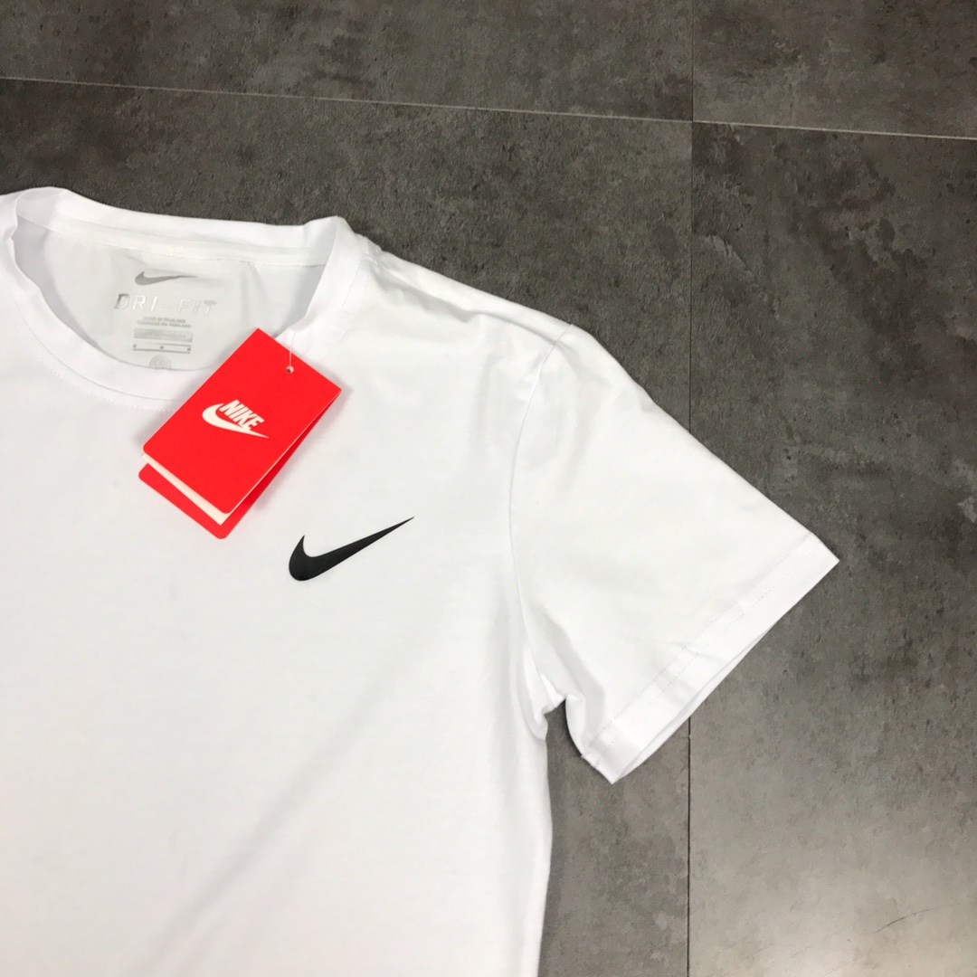 55 nike/耐克胸前小钩logo短袖T恤，左肩nike独特字母印花。唐嫣 赵丽颖同款基础简约