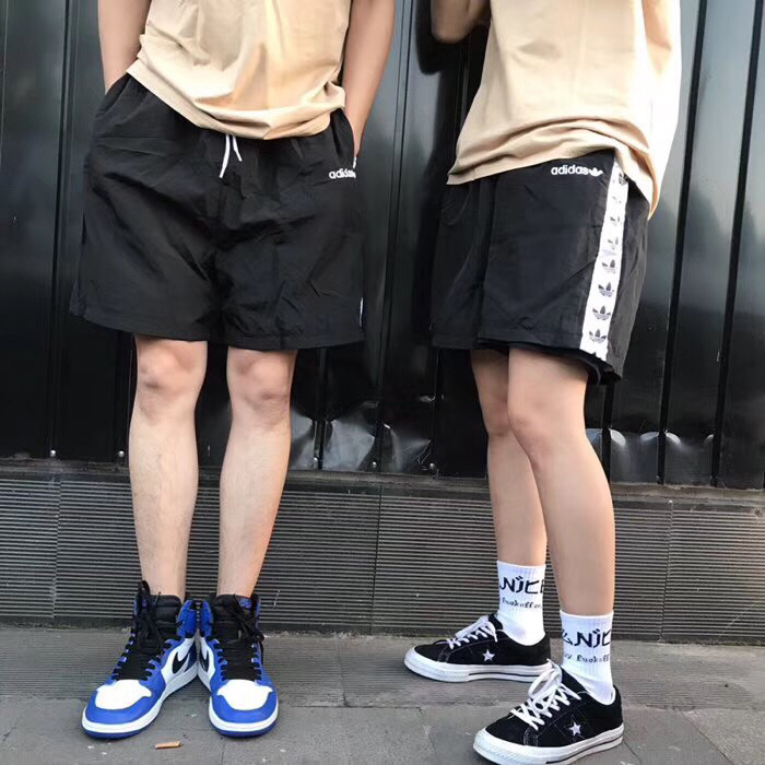 65 Adidas Originals TNT 三叶草复古串标情侣款五分短裤！官网代购在售款！