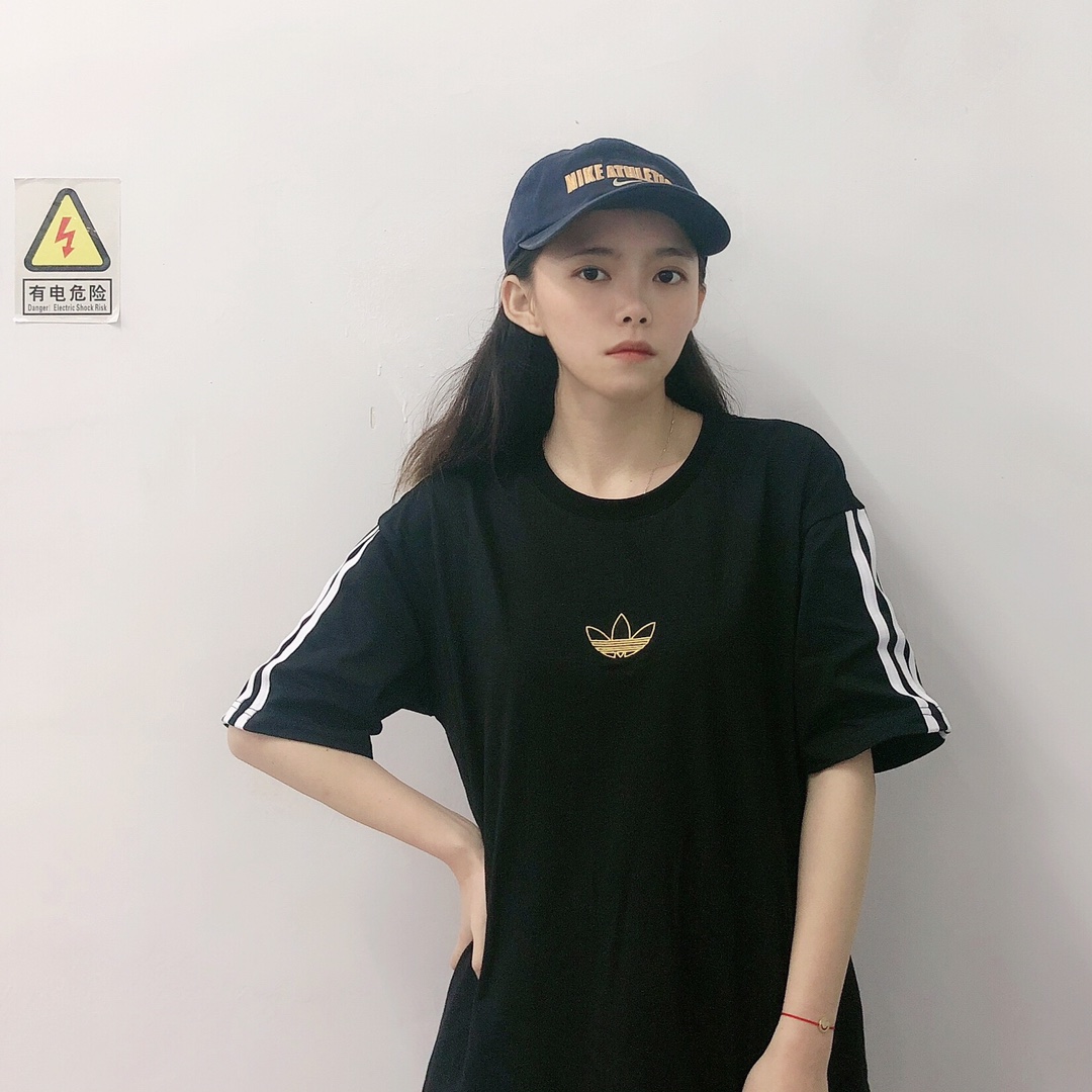 60 adidas 三叶草 FLOATING 男女T恤！ 货号：DV3262！代购、专柜同步在售！ 三条杠阿迪经典设计！基础百搭！ 完美情侣款！宽松版型上身超级好看！