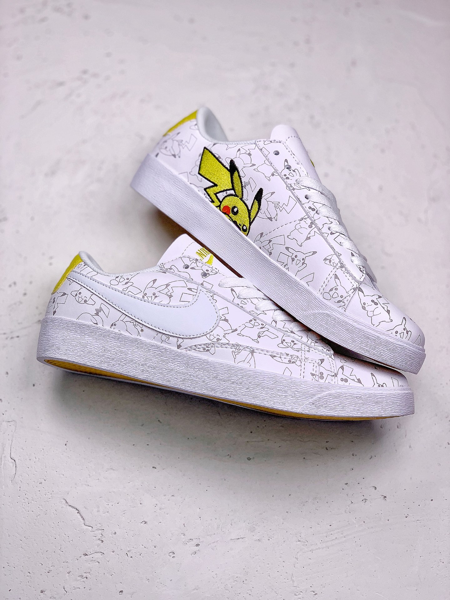 #本地130<br />NIKE W BLAZER LOW LE 皮卡丘<br />童年回忆宠物小精灵融入鞋身十分俏皮吸晴 货号：AV9371 812 SIZE：36-44