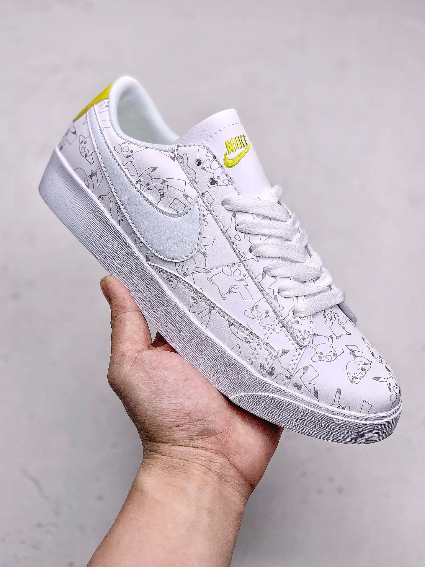 #本地130<br />NIKE W BLAZER LOW LE 皮卡丘<br />童年回忆宠物小精灵融入鞋身十分俏皮吸晴 货号：AV9371 812 SIZE：36-44