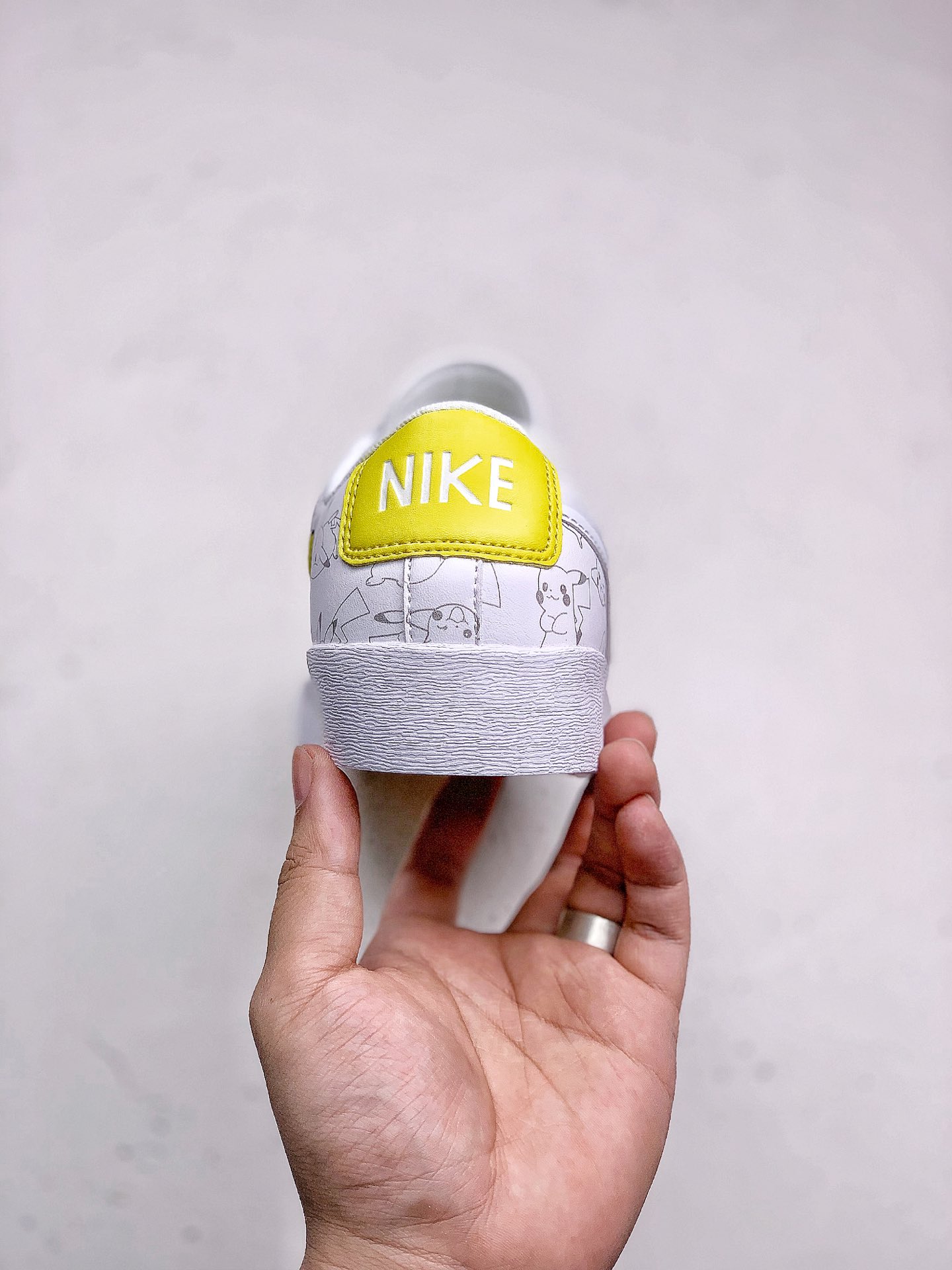 #本地130<br />NIKE W BLAZER LOW LE 皮卡丘<br />童年回忆宠物小精灵融入鞋身十分俏皮吸晴 货号：AV9371 812 SIZE：36-44