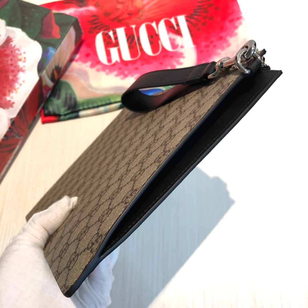 GG图案在每一季中均与全新印花和图案精心搭配。动物图案已成为品牌标志之一，印花装饰于此款纤薄手拿包的中央