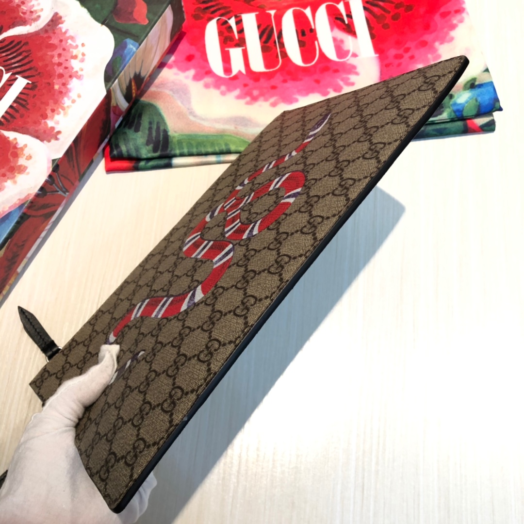 GG图案在每一季中均与全新印花和图案精心搭配。动物图案已成为品牌标志之一，印花装饰于此款纤薄手拿包的中央