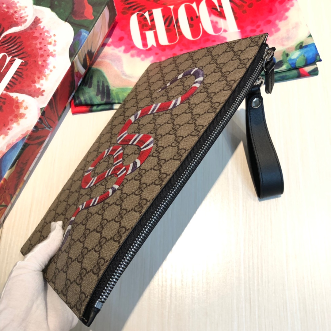 GG图案在每一季中均与全新印花和图案精心搭配。动物图案已成为品牌标志之一，印花装饰于此款纤薄手拿包的中央