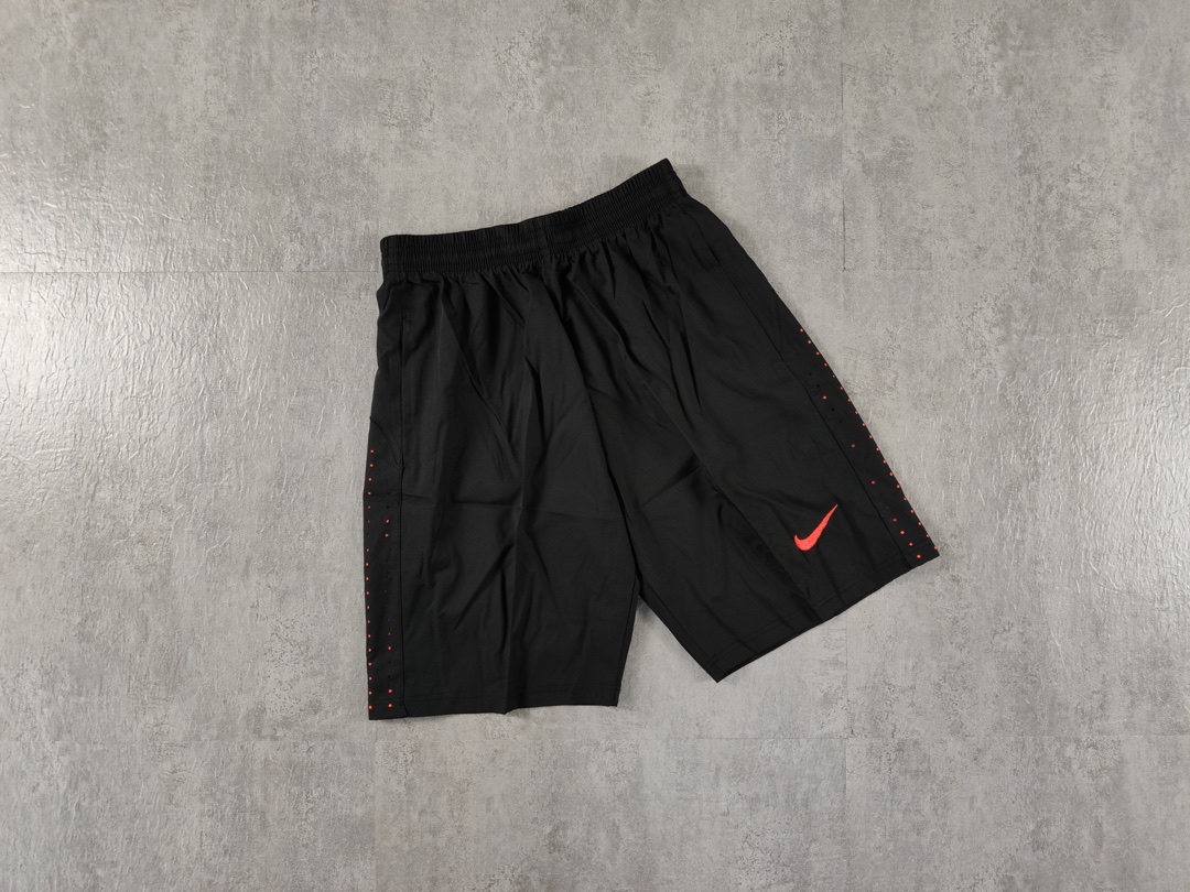 90 2019夏季 耐克Nike 刺绣logo 侧边镂空 短裤 运动口袋 拉链健身 短裤 。万针刺绣，经典小勾logo非常饱满