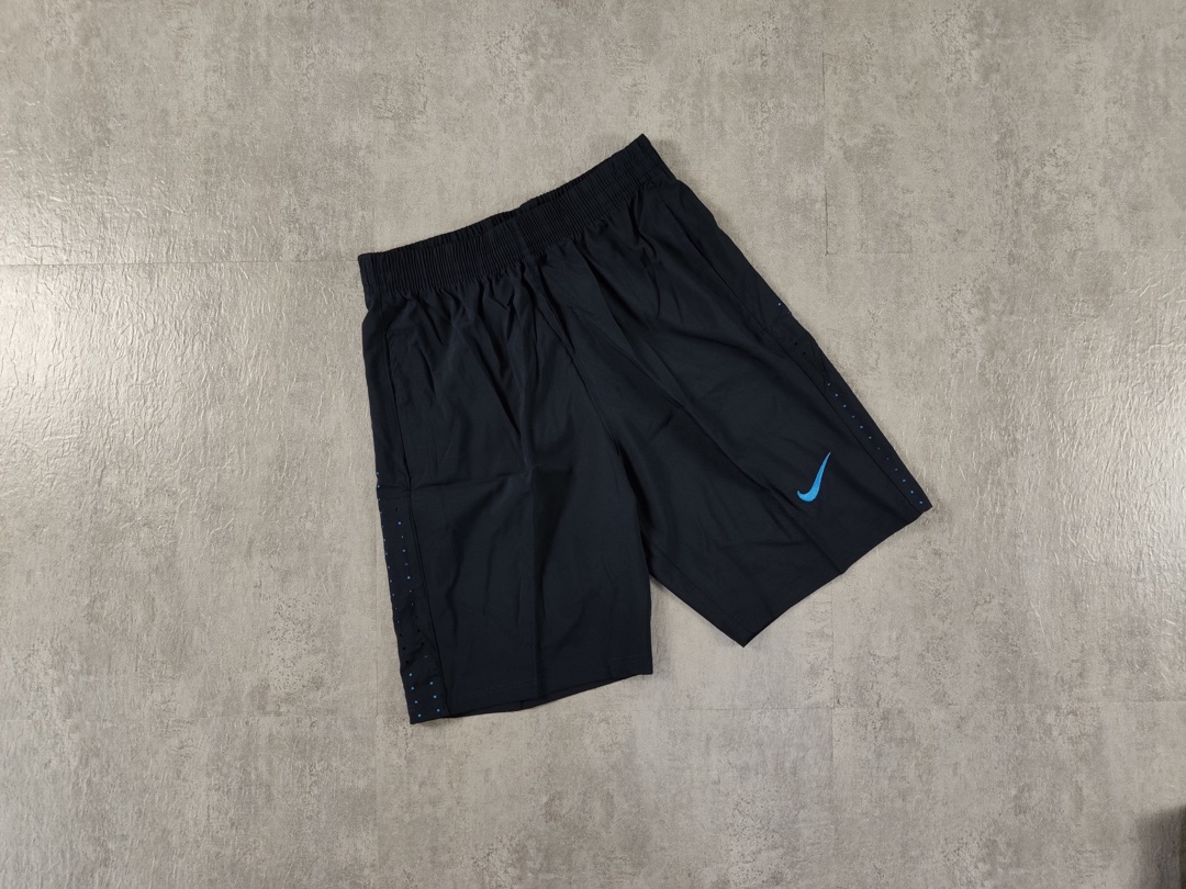 90 2019夏季 耐克Nike 刺绣logo 侧边镂空 短裤 运动口袋 拉链健身 短裤 。万针刺绣，经典小勾logo非常饱满