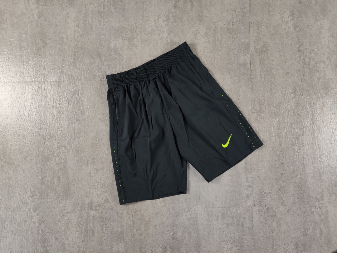 90 2019夏季 耐克Nike 刺绣logo 侧边镂空 短裤 运动口袋 拉链健身 短裤 。万针刺绣，经典小勾logo非常饱满