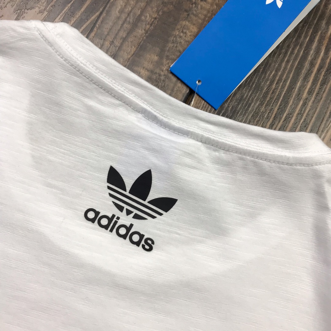 50 Adidas三叶草专柜长青基础款短袖T恤。