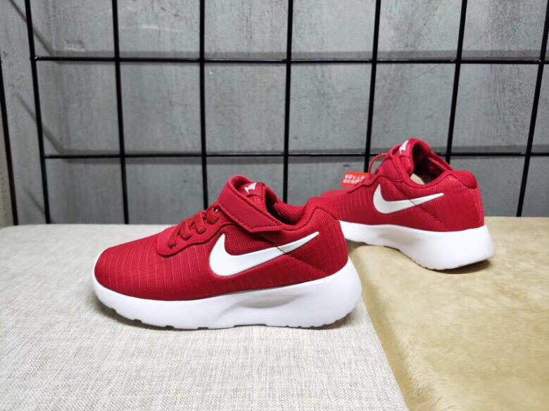 65<br />夏季疯狂小跑 码数:26--35     <br />真标1.1 Nike伦敦三代魔术贴童鞋 非通货 欢迎对比，看细节！ 材质:MD大底+海玻璃鞋垫+PU Logo一年不会掉+大底双层贴盒+注胶孔+原版正品扣！独家夏季疯狂小跑 <br />码数:26 27 38 39 30 31 32 33 34 35<br />三代童鞋实际鞋垫长<br />26码内长16.5CM。 <br />27码内长17.2CM。<br />28码17.8CM。 <br />29码内长18.5CM。<br />30码内长19.1CM。<br />31码内长19.8CM。<br />32码内长20.5CM。<br />33码内长21.1CM。<br />34码内长21.8CM。 <br />35码内长22.5CM。