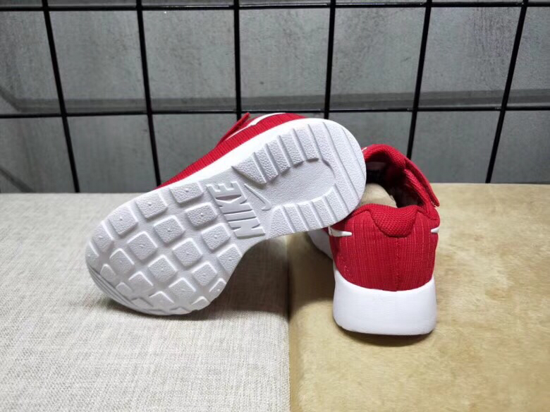 65<br />夏季疯狂小跑 码数:26--35     <br />真标1.1 Nike伦敦三代魔术贴童鞋 非通货 欢迎对比，看细节！ 材质:MD大底+海玻璃鞋垫+PU Logo一年不会掉+大底双层贴盒+注胶孔+原版正品扣！独家夏季疯狂小跑 <br />码数:26 27 38 39 30 31 32 33 34 35<br />三代童鞋实际鞋垫长<br />26码内长16.5CM。 <br />27码内长17.2CM。<br />28码17.8CM。 <br />29码内长18.5CM。<br />30码内长19.1CM。<br />31码内长19.8CM。<br />32码内长20.5CM。<br />33码内长21.1CM。<br />34码内长21.8CM。 <br />35码内长22.5CM。